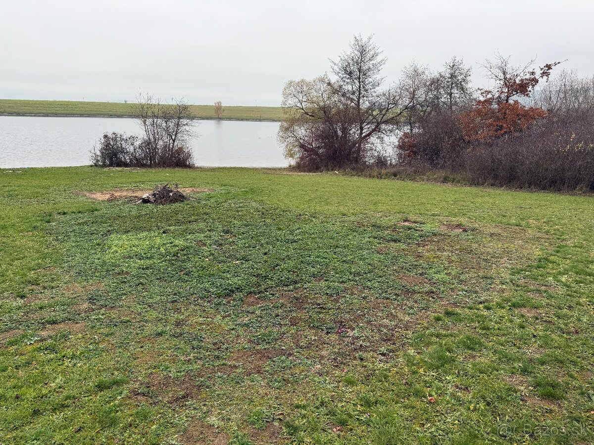 Pozemok pri priehrade v Batovciach