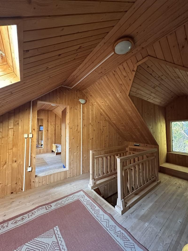 VKUSNE REKONŠTRUOVANÁ S CITOM ZARIADENÁ SLNKOM ZALIATA CHATA