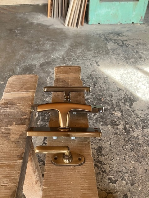 Mosadzne klučky na okná