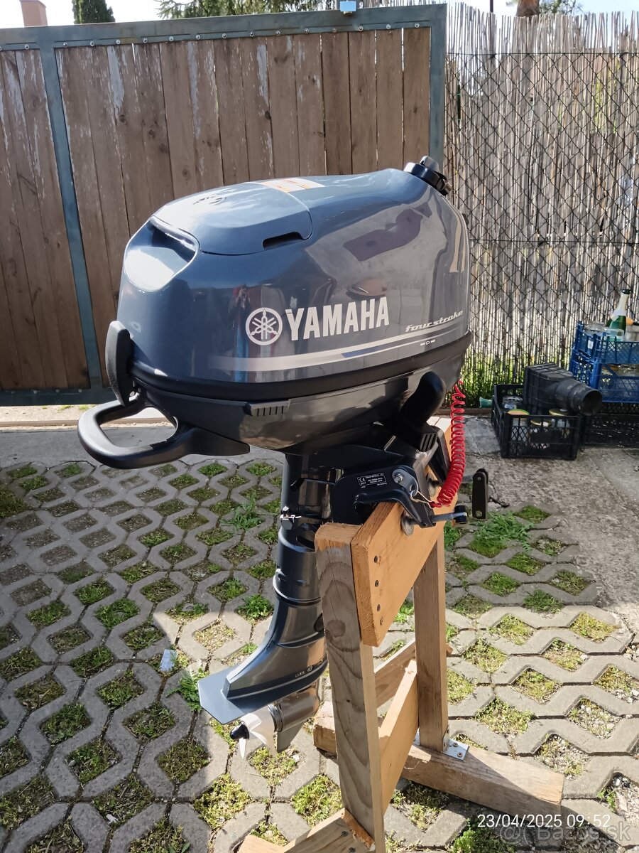 Lodný motor