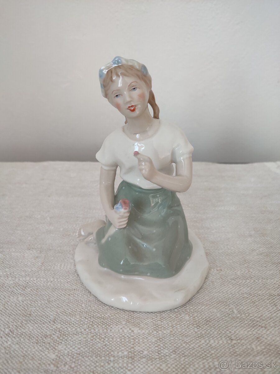 Royal dux dievča s lienkou porcelánová soška