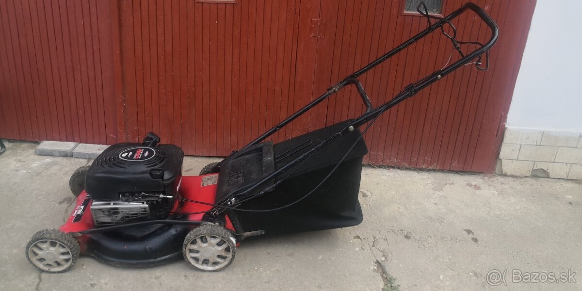 Benzínová kosačka s pojazdom MTD 46 SPBE.