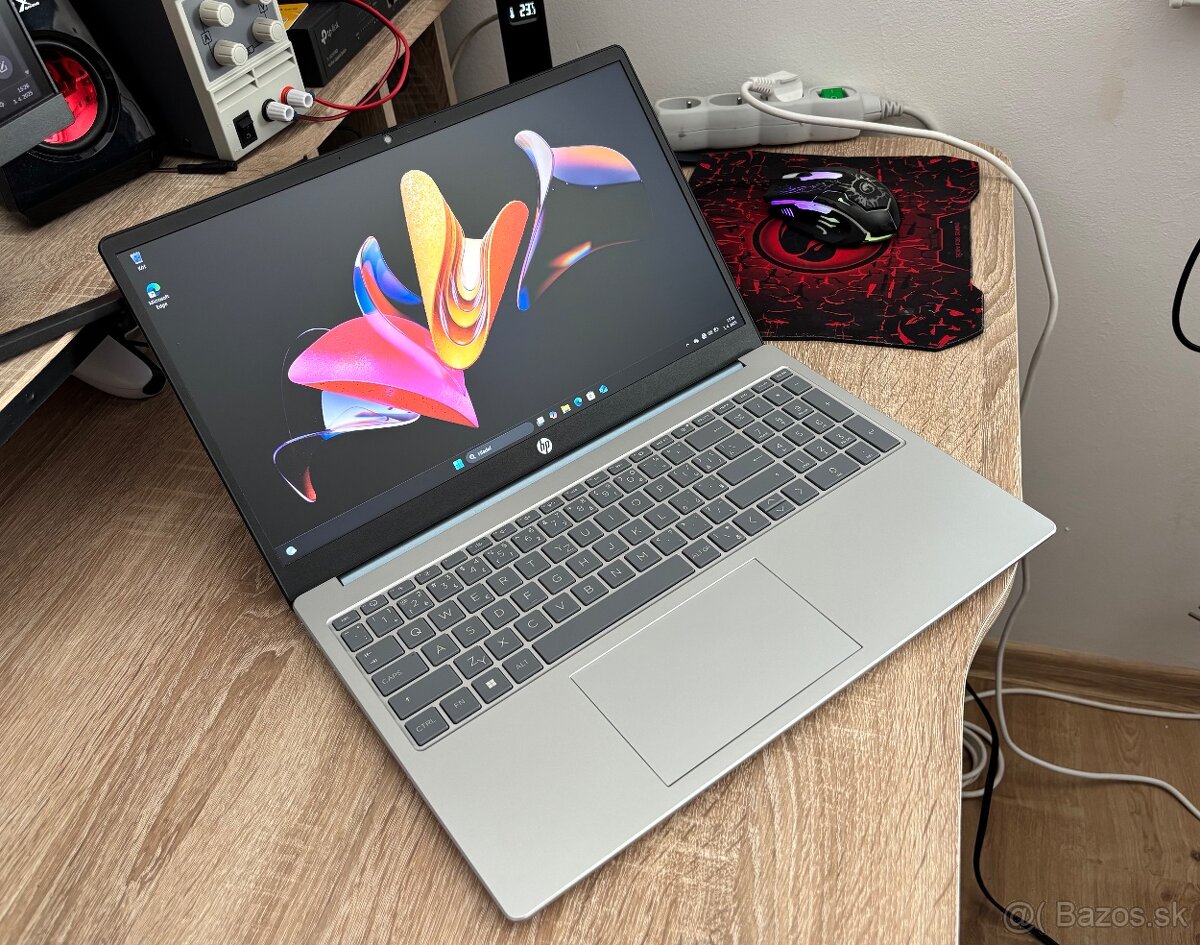 /15.6"/HP Notebook/4GB RAM DDR5/128GB NVMe SSD/Intel HD 2GB