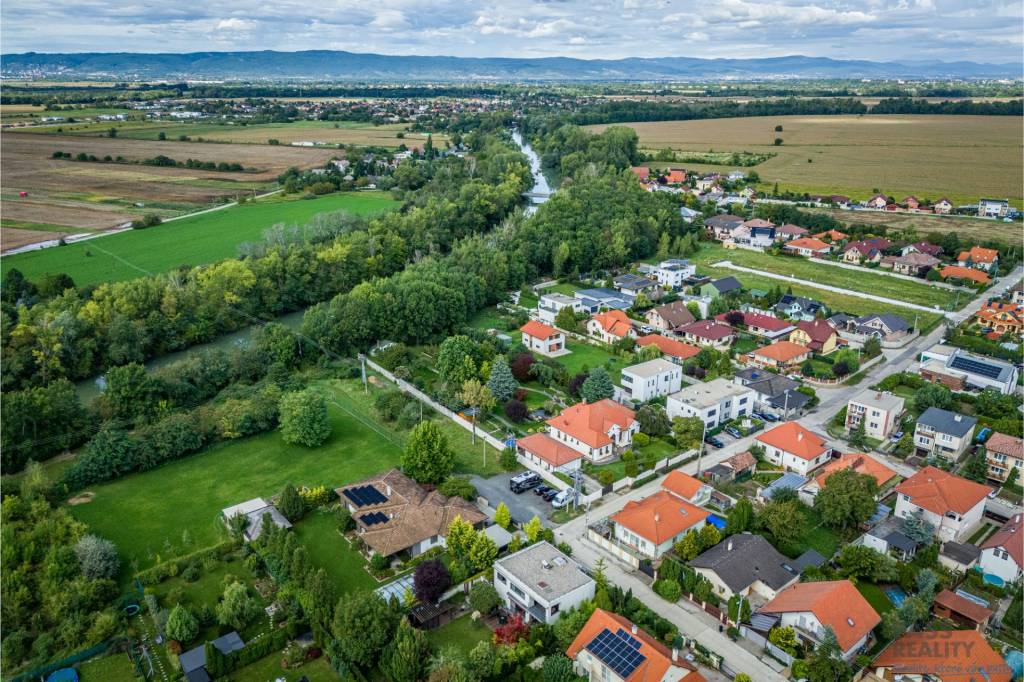 Rodinný dom s podkrovím, 2-garážou, parking, vírivka v srdci