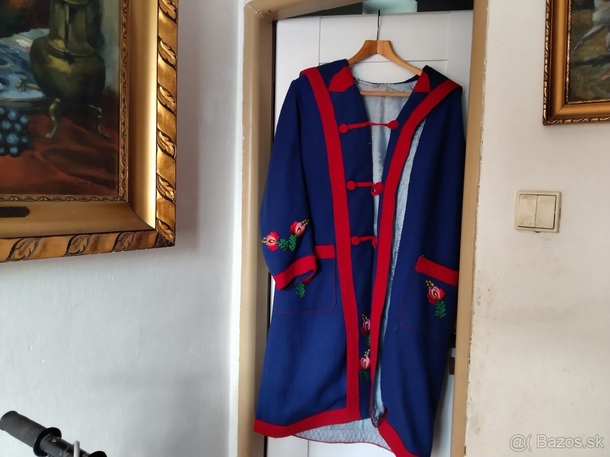 Vyšívaný kabát