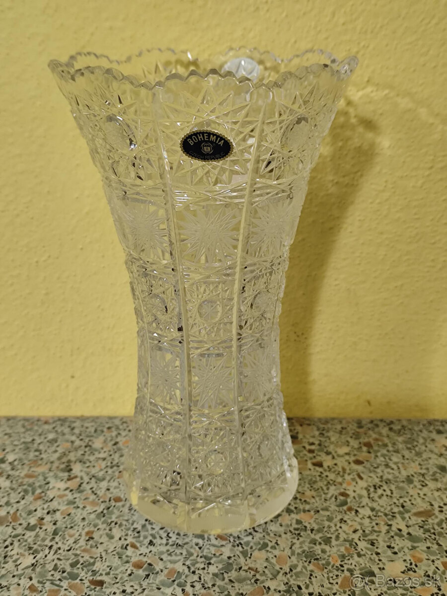 Predám  čisto novú v originálnej krabici brúsenú vazu