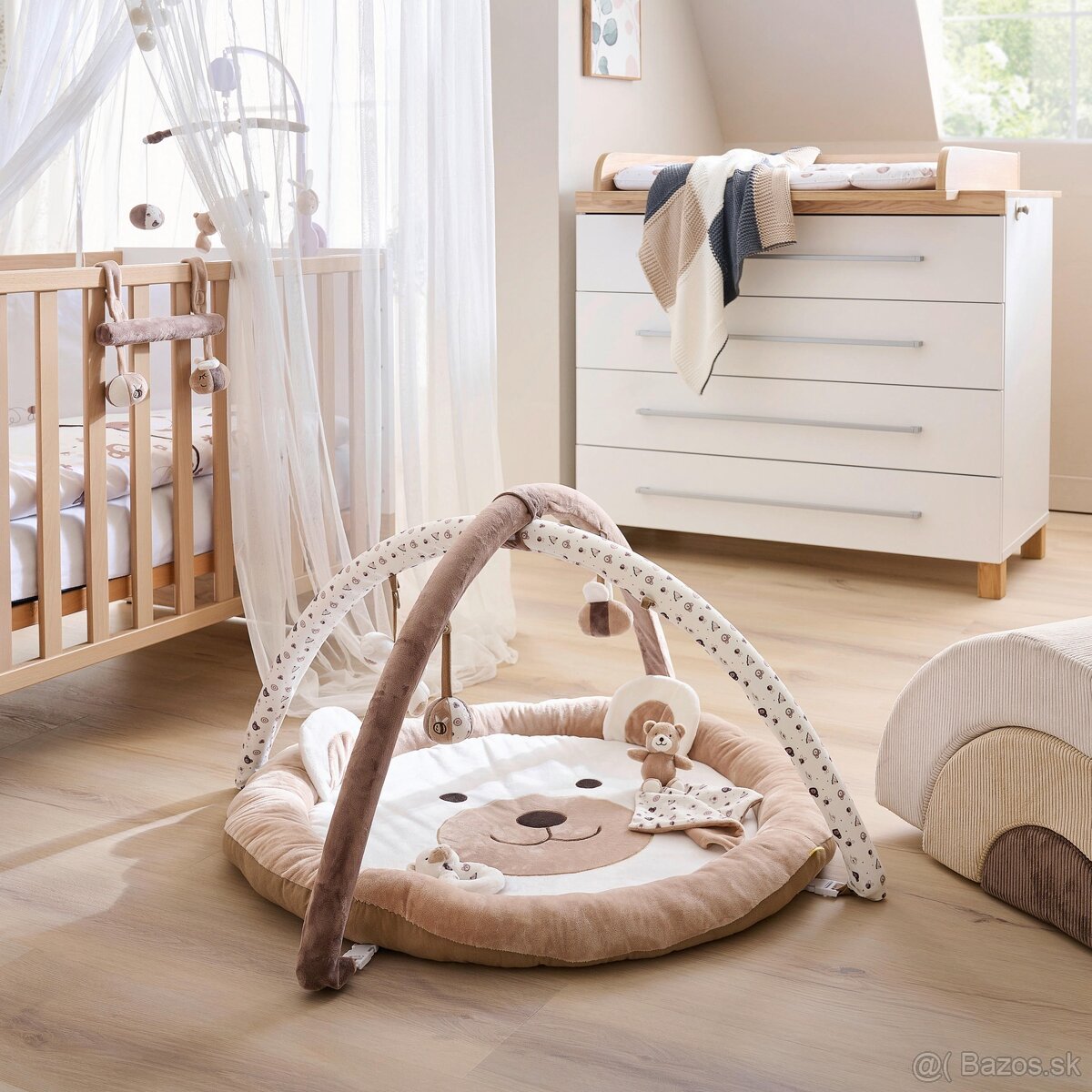 Oblúk-koberec s hračkamy