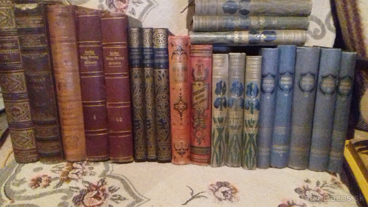 Staré knihy s ozdobnou väzbou