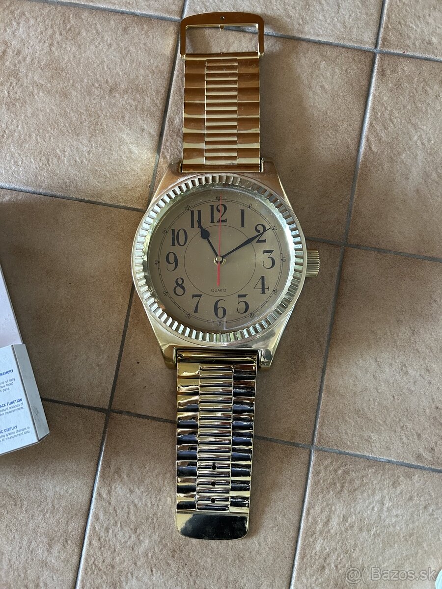 Nastenne hodiny Quartz a retro reklamny stojancek na Casio