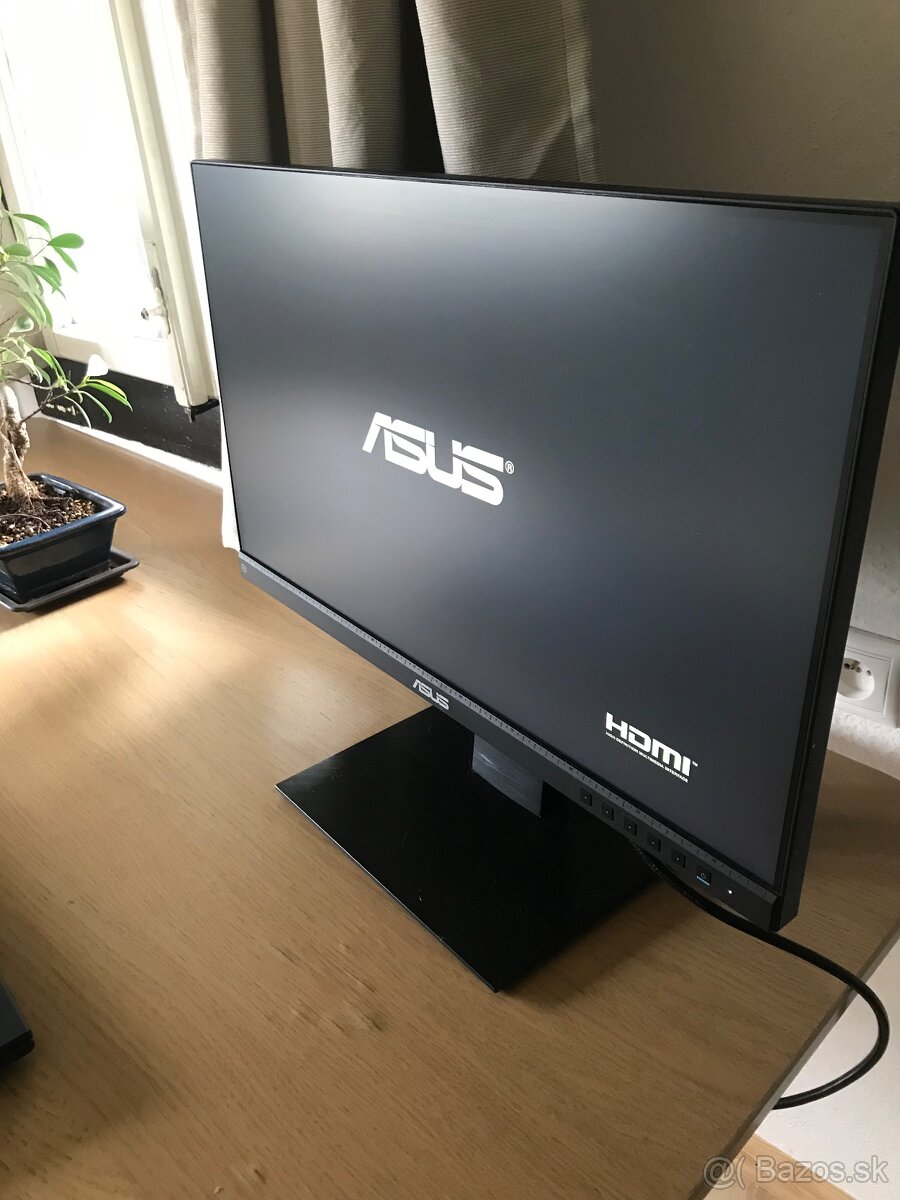 Monitor ASUS s ergonomickym stojanom