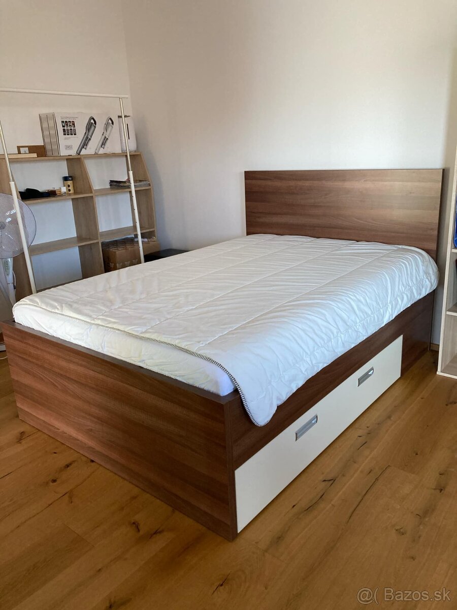 Posteľ 140x200 + 2 nočné stolíky