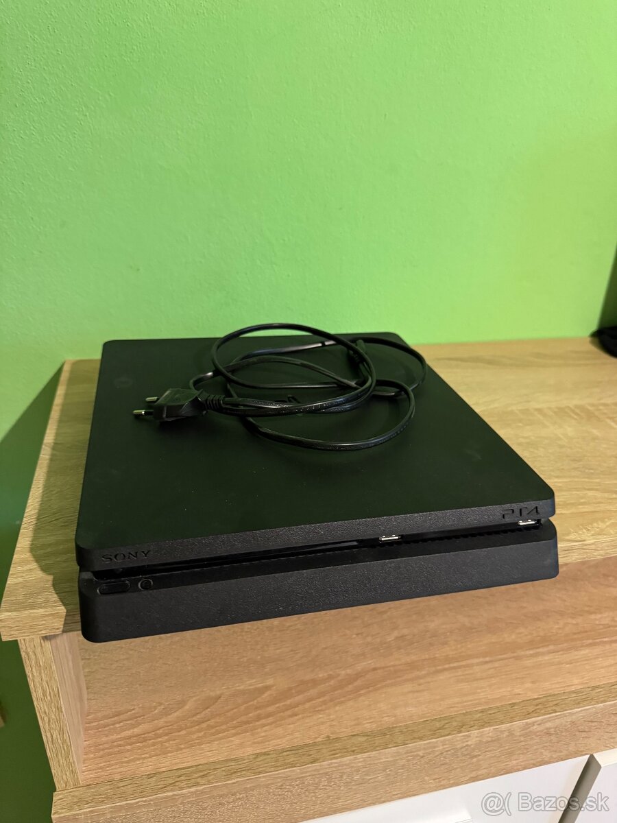 Predám ps4 slim 500gb
