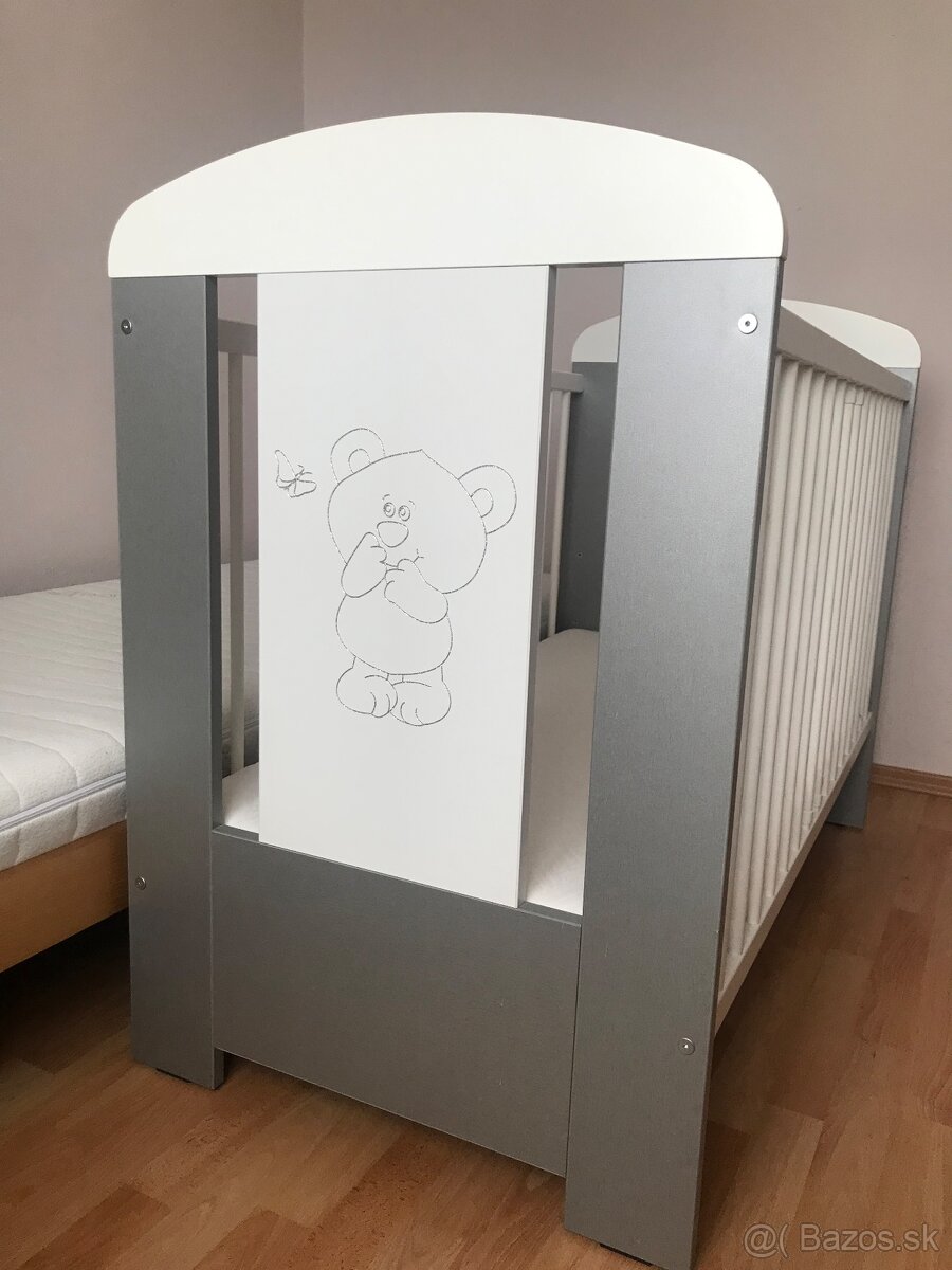 Detská drevená postieľka s matracom