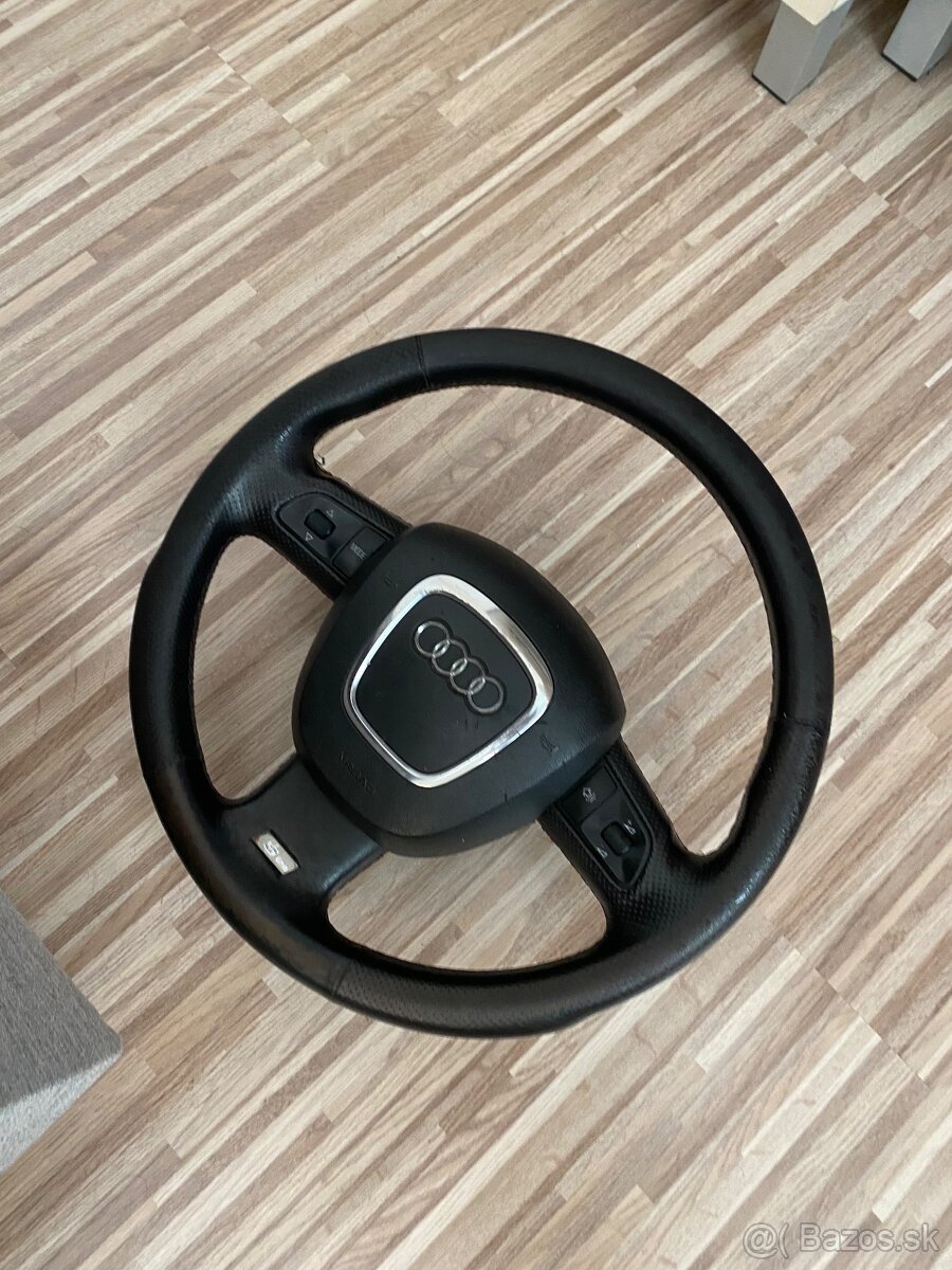Trojramenný volant Audi s multifunkciou