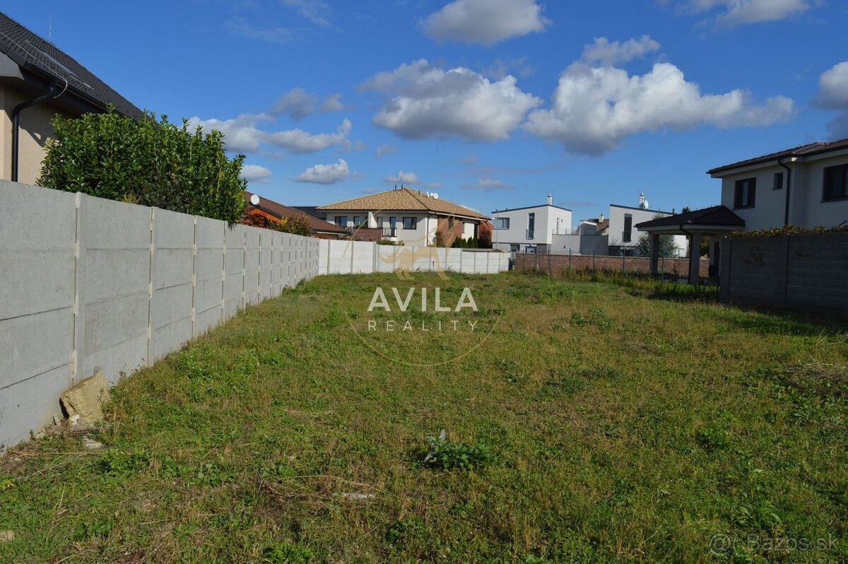 TOP NA PREDAJ: zaujímavý stavebný pozemok 654m2 - Majcichov