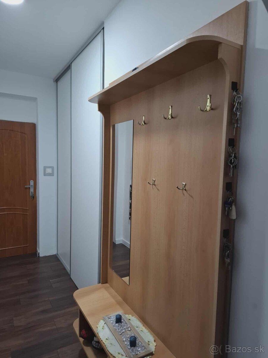 Predám drevenú predsieňovú zostavu