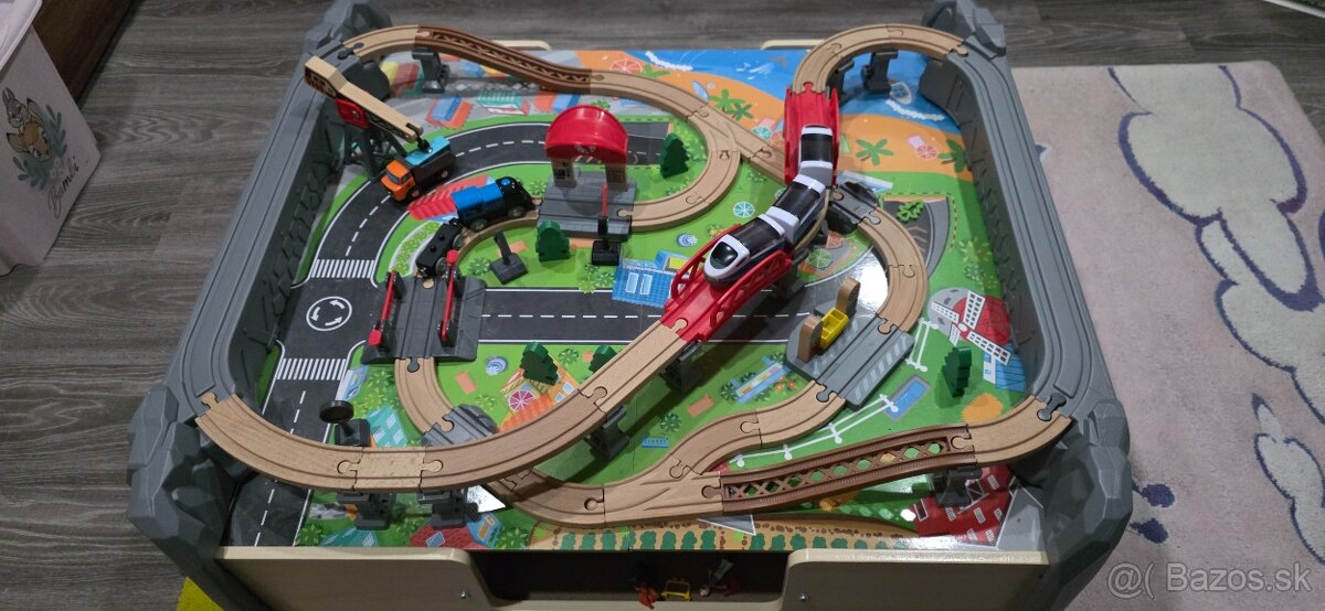 Hape Hrací stôl s vláčikodráhou 70 ks