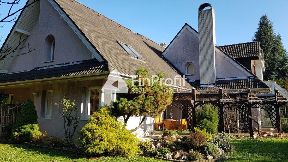 Predám RD pre veľkú rodinu alebo firmu v Nitre - Čermáň.