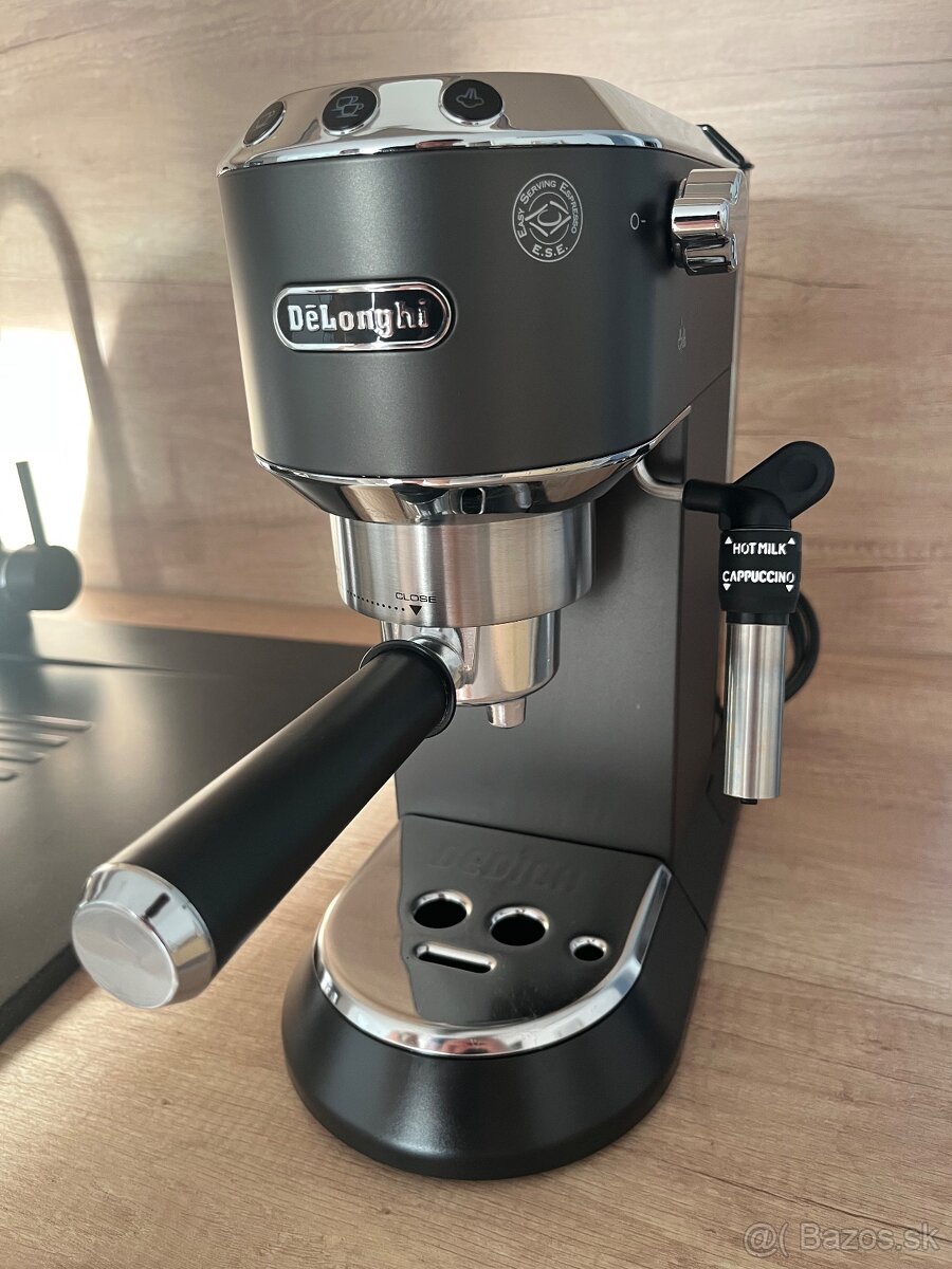 Pákový kávovar De'Longhi Dedica