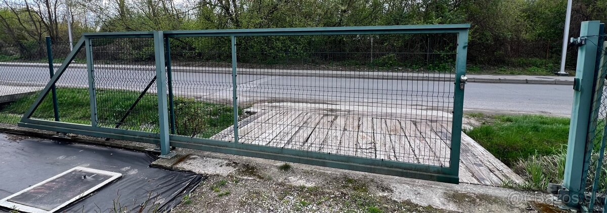 Posuvna samonosna brana kovova
