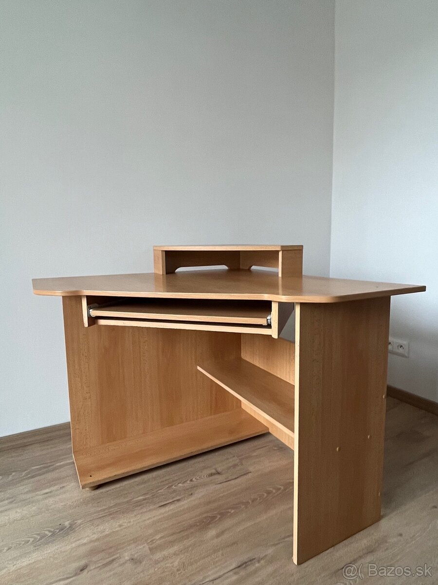 Rohový písací (PC) stolík