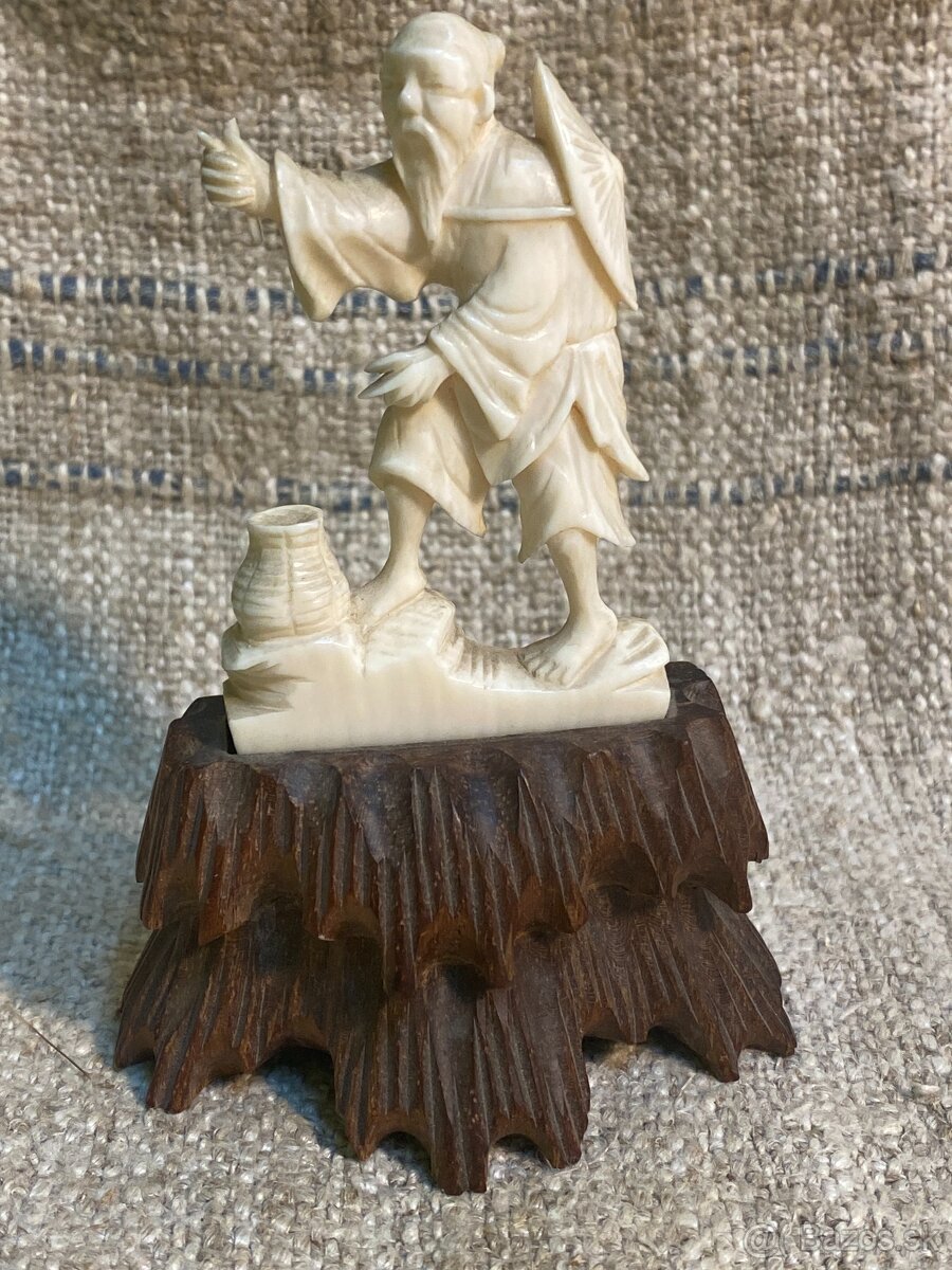 Soška miniatúra z kosti/slonoviny