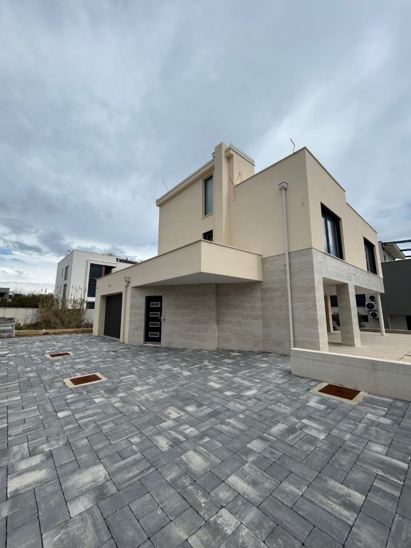 Vila na pláži, Privlaka, bazén, pozemok 4,8á, najvyhľadávane