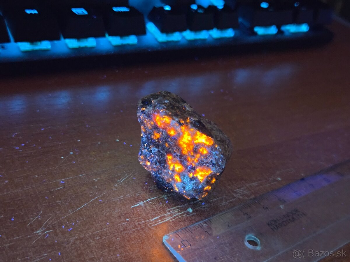 Minerál Sodalit - UV aktívny/fluorescenčný