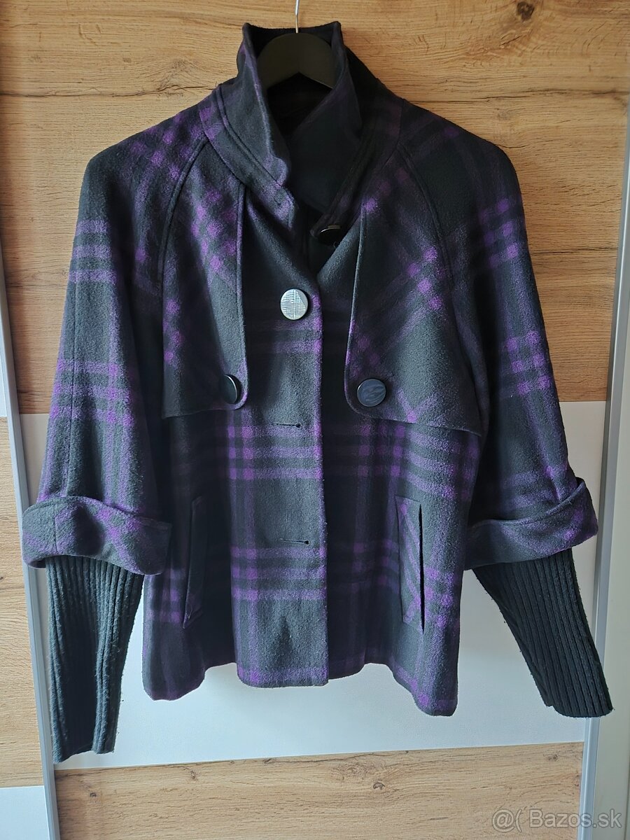 Prechodný kabátik čierno-fialovej farby