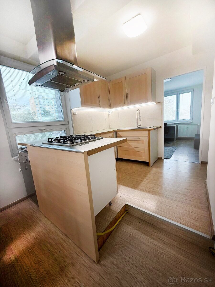 Ponúkame na prenájom priestranný 4-izbový byt na Hronskej ul