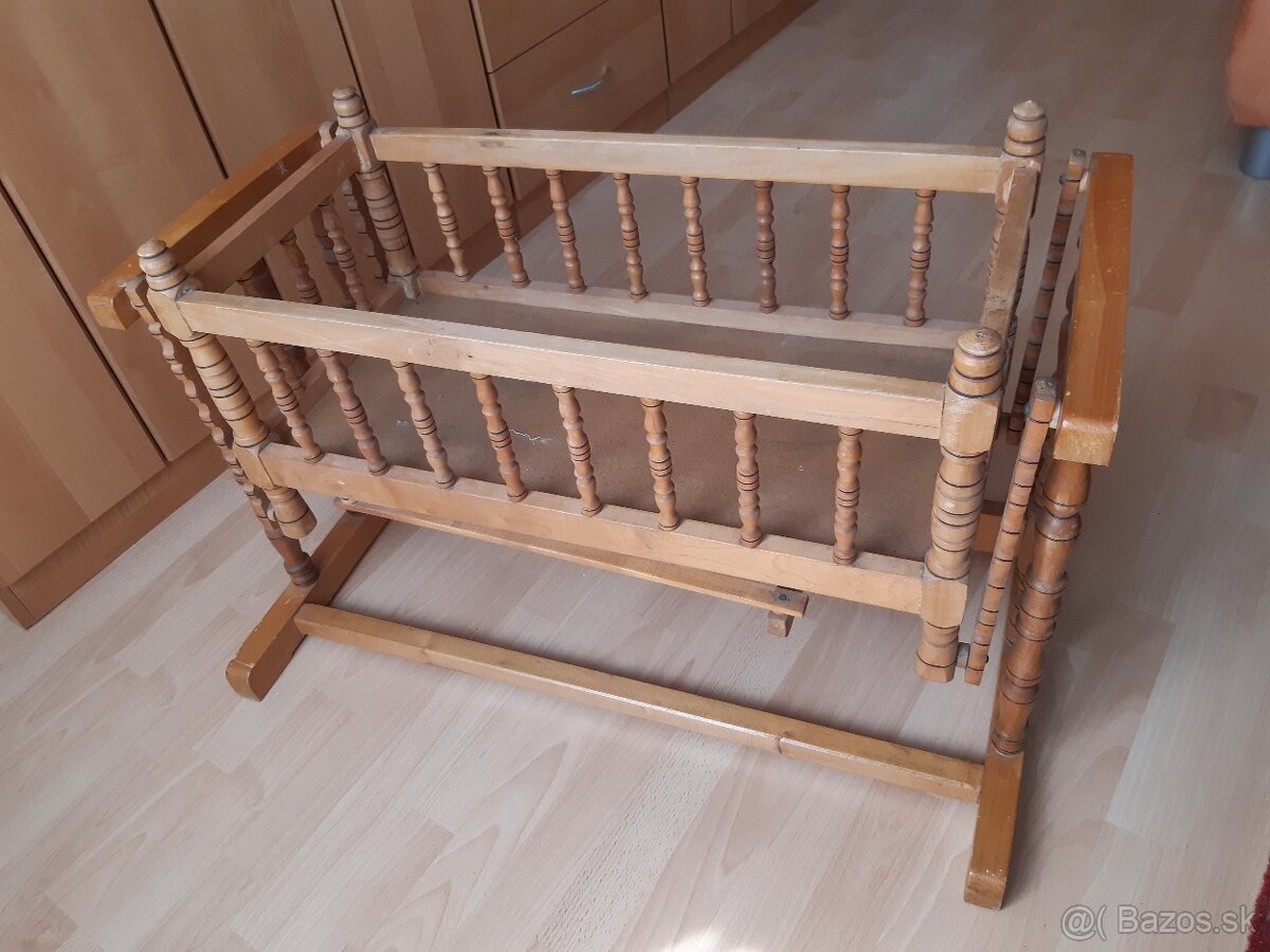 Drevená kolíska pre bábiky