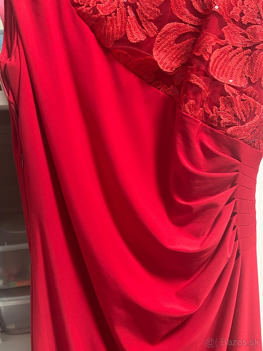 Červené spoločenské šaty