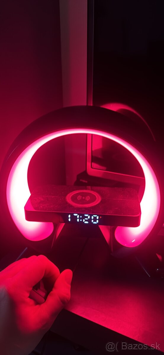 Multifunkčné svetlo/budík/nabíjacia stanica