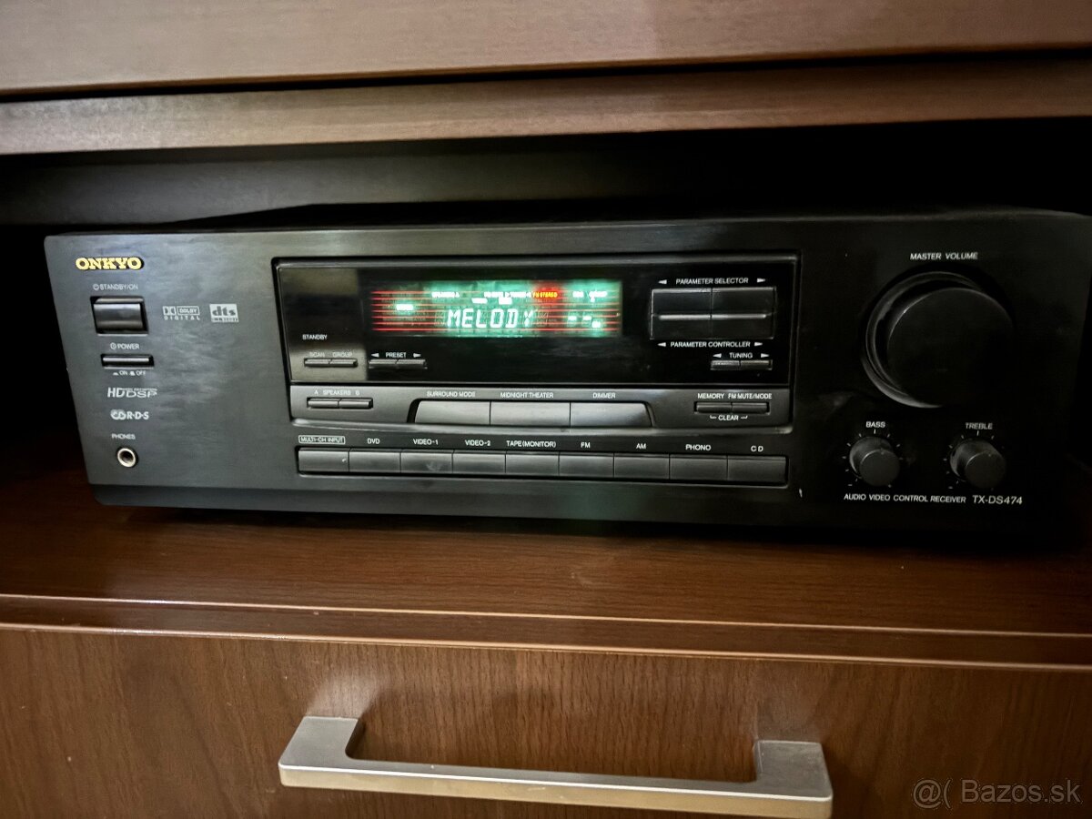 Zosilnovač a DVD player Onkyo