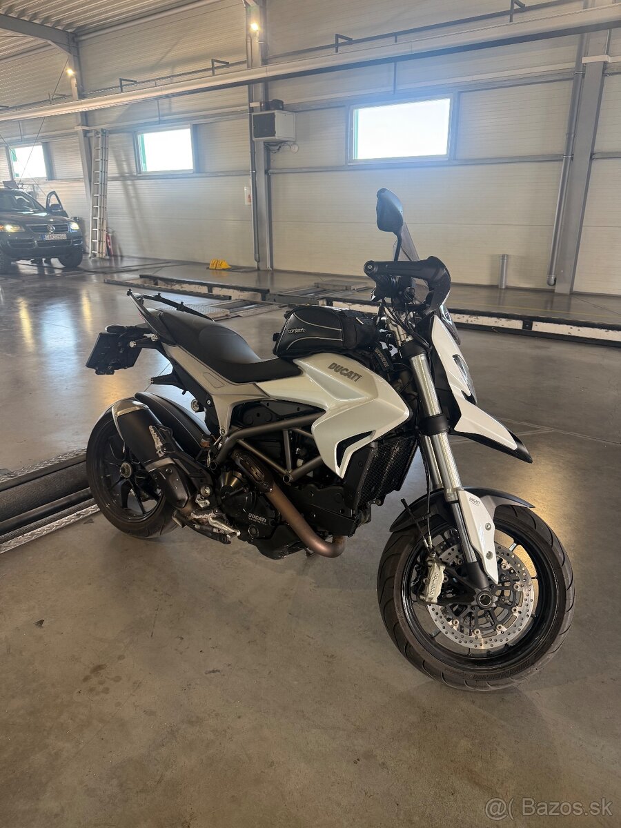 Ducati Hyperstrada 821