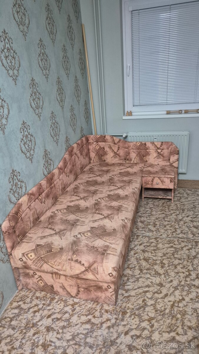 Valenda s uloznym priestorom a stolikom