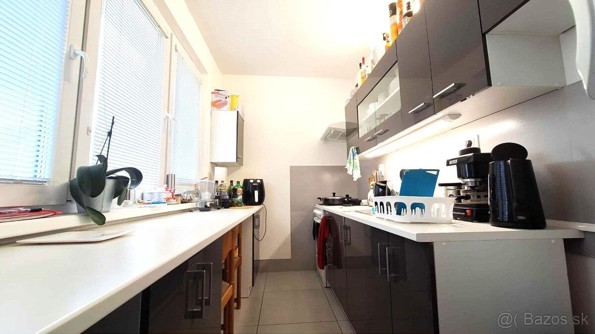 EXKLUZÍVNY PREDAJ-Prerobený 3 izb.byt s loggiou v KN