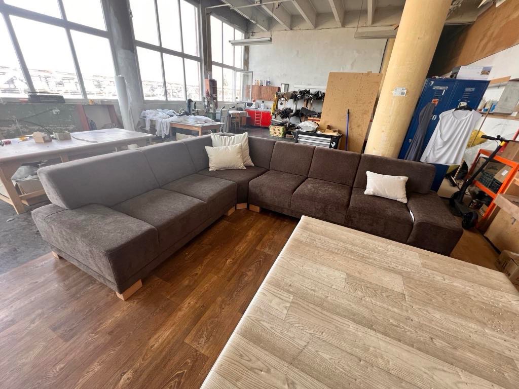 Predám hnedý rohovy gauč 3,2mx2,7m