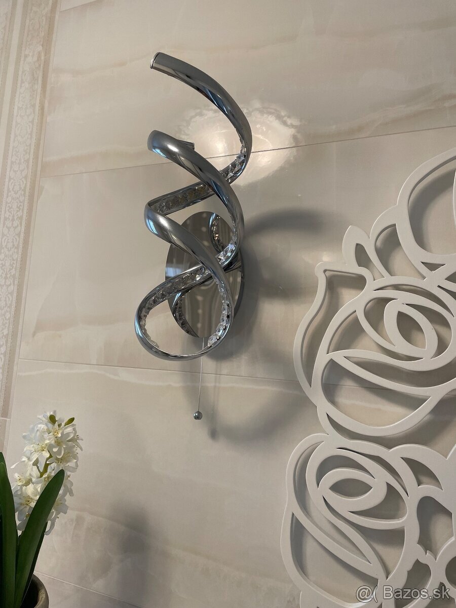 štýlová nástenná lampa