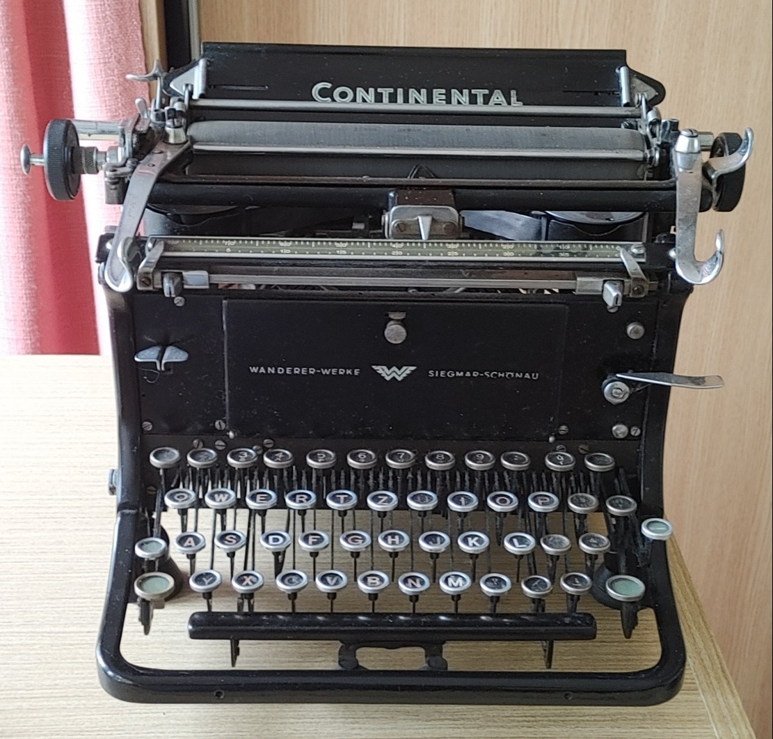 Predam stary plne funkcny pisaci stroj Continental