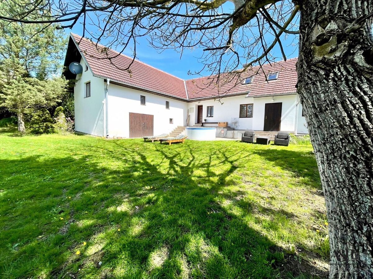 5 IZB. RD S DVOMI BYTOVÝMI JEDNOTKAMI, POZEMOK 2595M2, KOSTO