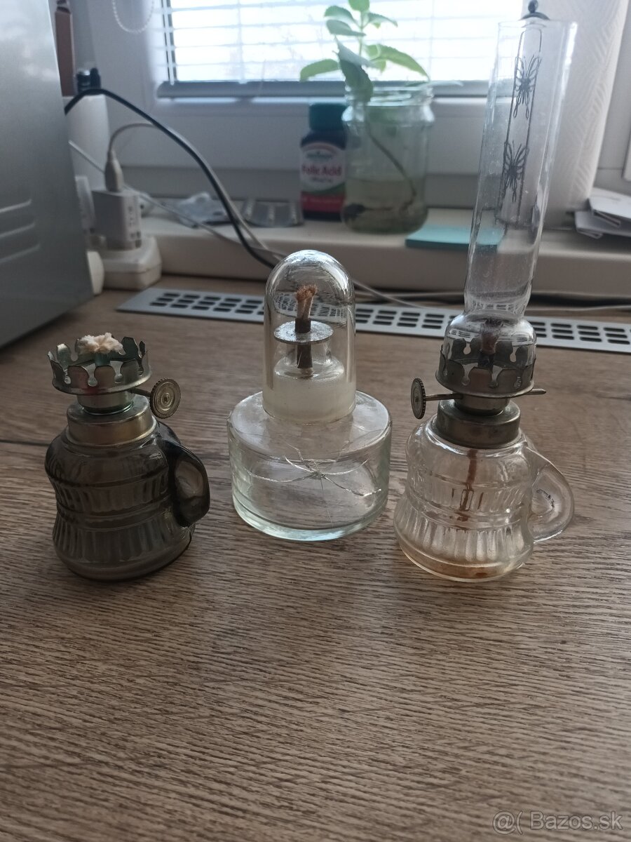 Petrolejova lampa a laboratórny ohrievač