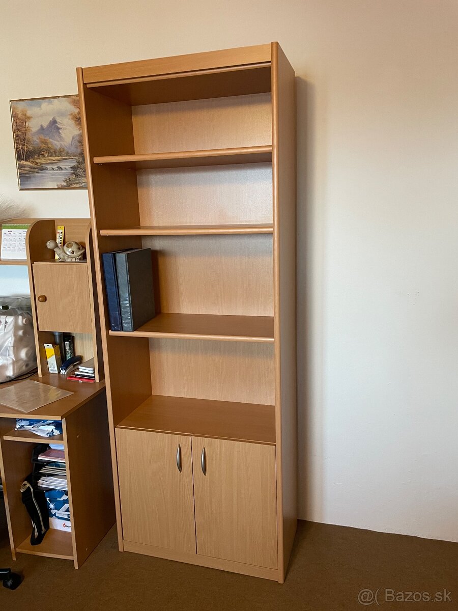 Masívna knižnica so skrinkou – výborný stav