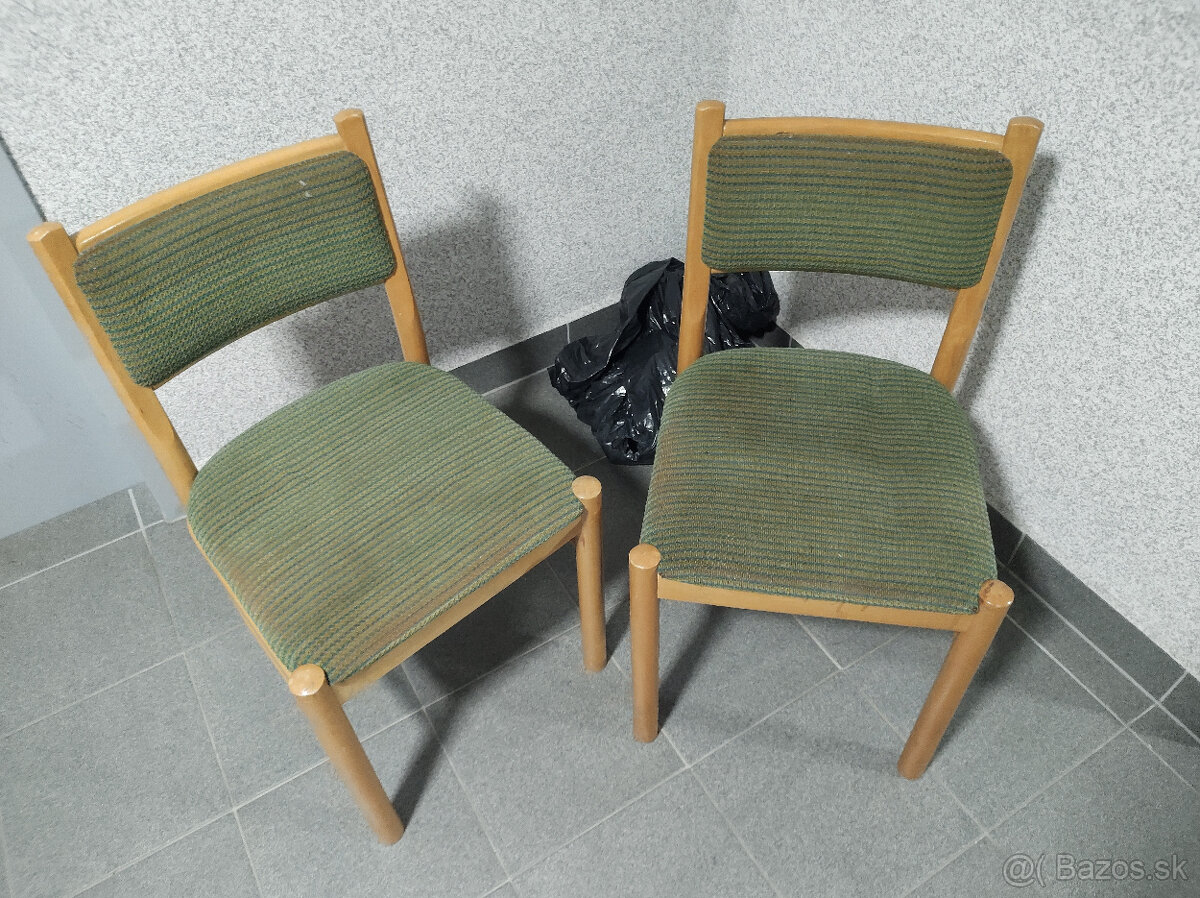 (34)  Kuchynská stolička