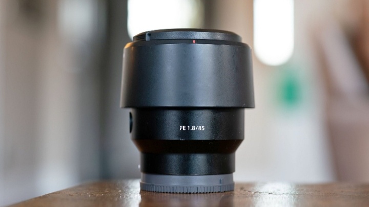 Sony FE 85mm f/1.8 (Full Frame, E-mount)