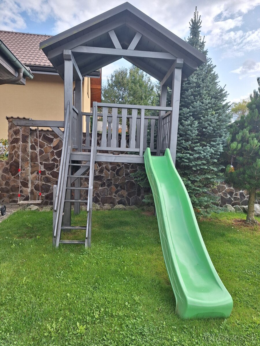 Detský záhradný domček so šmýkalkou