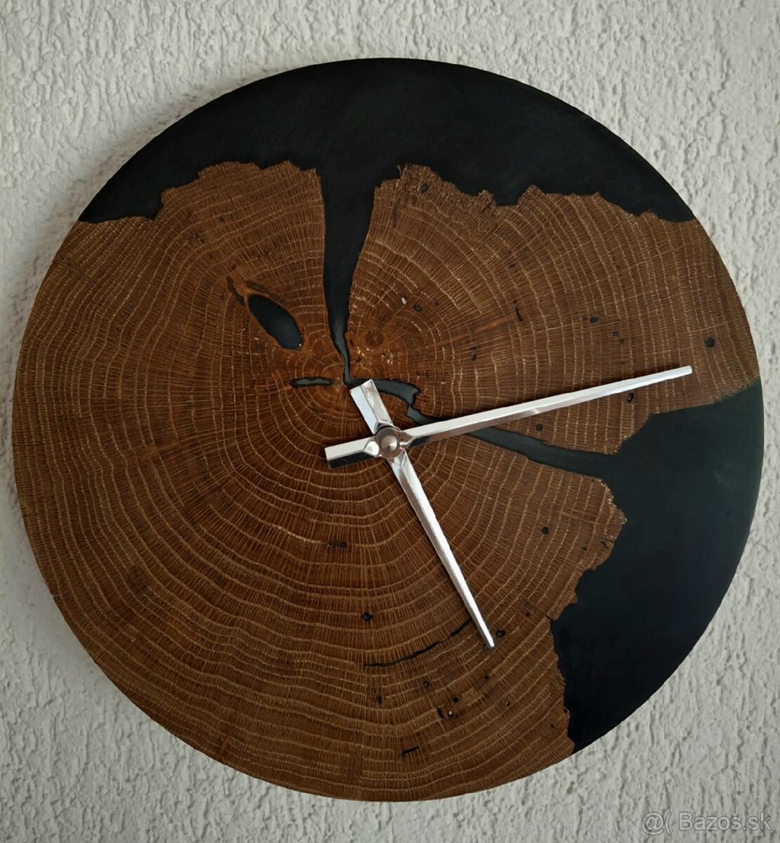 Dubové hodiny s epoxidom