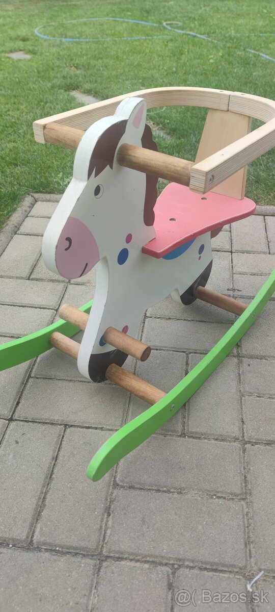 Drevený hojdací koník