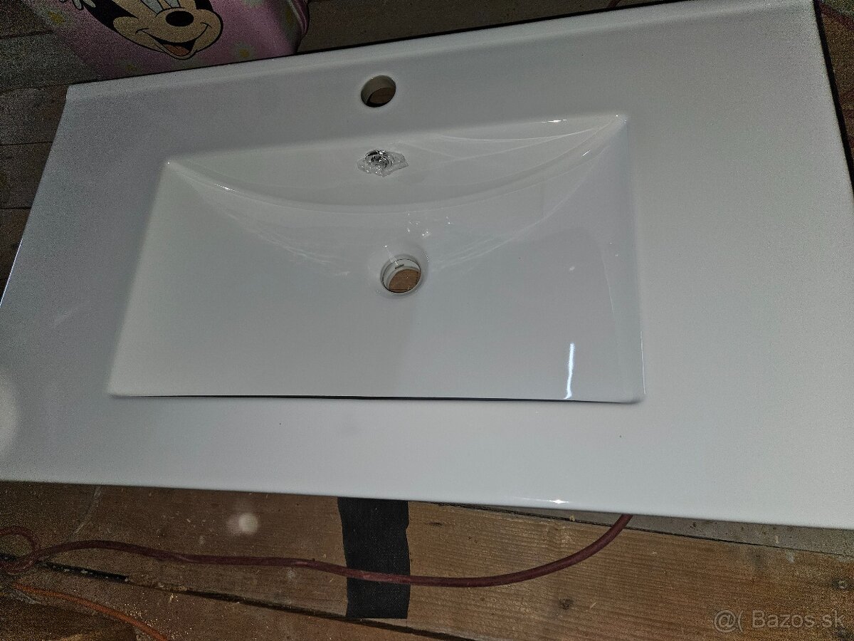 Predam umyvadlo 80cm. Skinku som pouzil ostalo mi umyvadlo