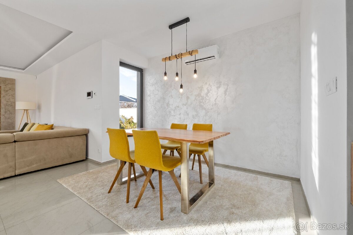 Stôl z masívu 160x90x77 + 4x čalúnená stolička